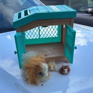 Little LIVE pets Mama Surprise Guinea Pig Set